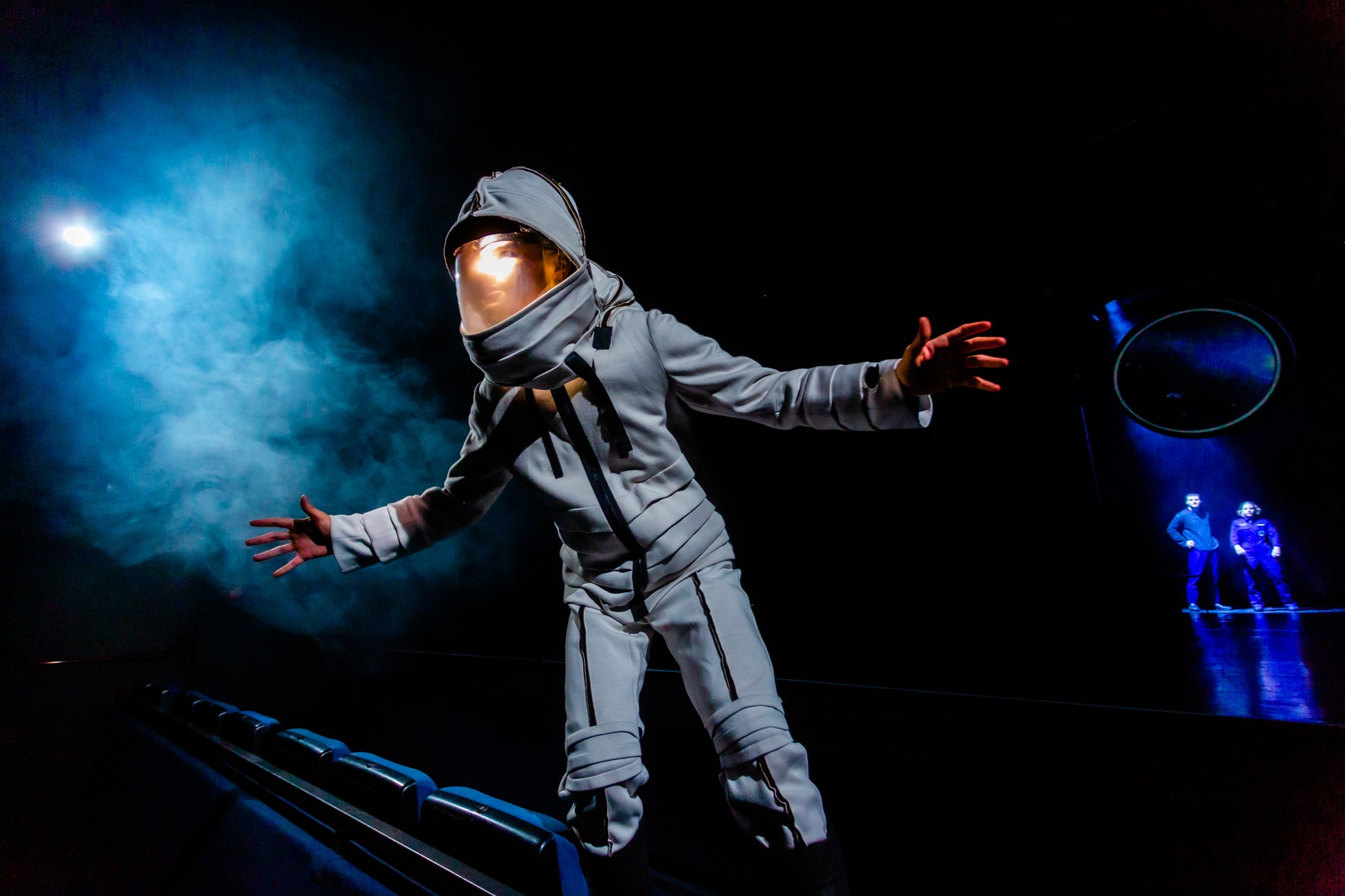 Fot. Piotra Kubica ze spektaklu ,,Powrót z gwiazd'' ilustrujące recenzję ,,Wszystko może być iluzją”