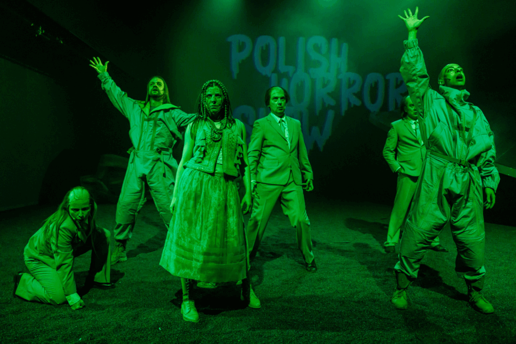 Zdjęcie z premiery spektaklu ,,Polish Horror Story” - recenzja ,,Sok z polskiego żuka”