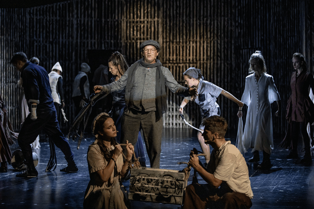 Fotografia ze spektaklu ,,Folwark zwierzęcy” w Teatrze Ludowym