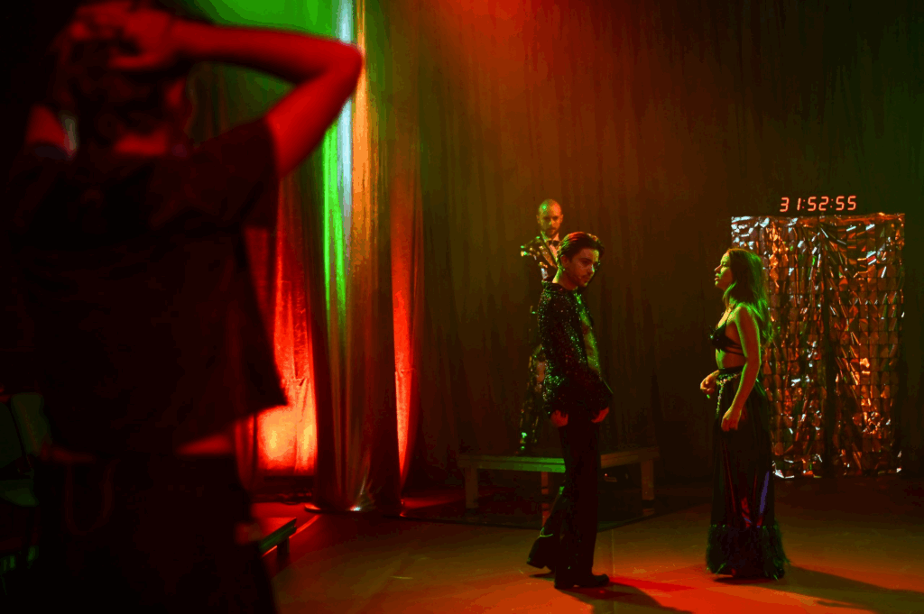 Zdjęcie ze spektaklu ,,Czyż nie dobija się koni?” w AST