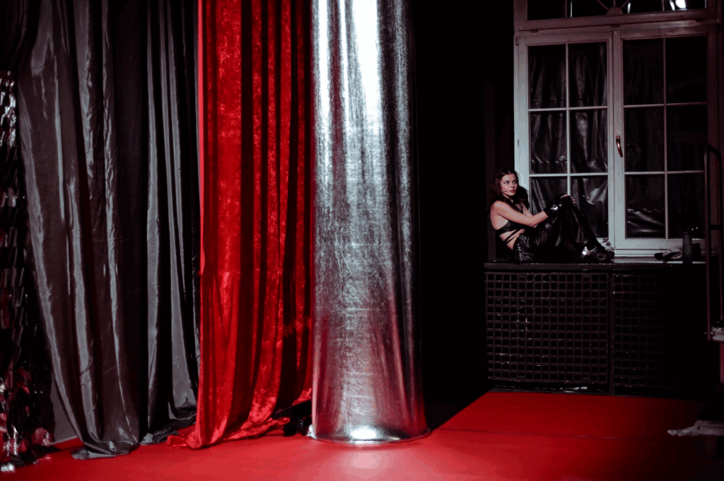 Zdjęcie ze spektaklu ,,Czyż nie dobija się koni?”