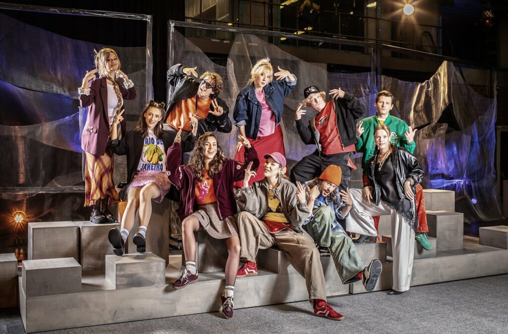 Zdjęcie ze spektaklu ,,Kochajmy skowronki talent show”