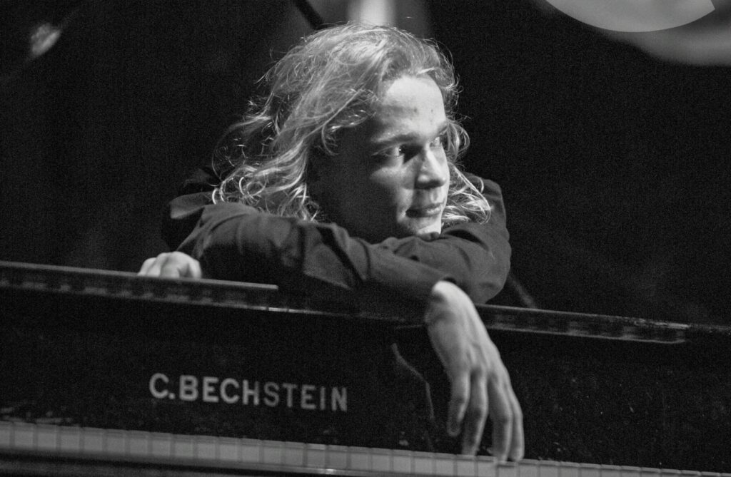 Michał Kamiński przy fortepianie