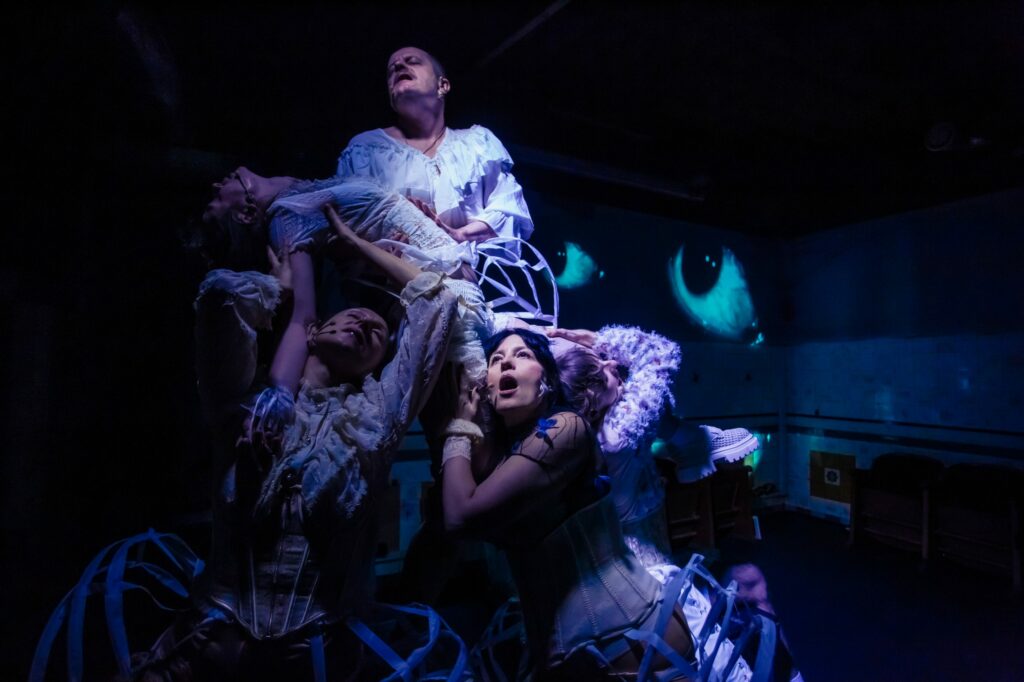 Zdjęcie ze spektaklu ,,Niebezpieczne związki"